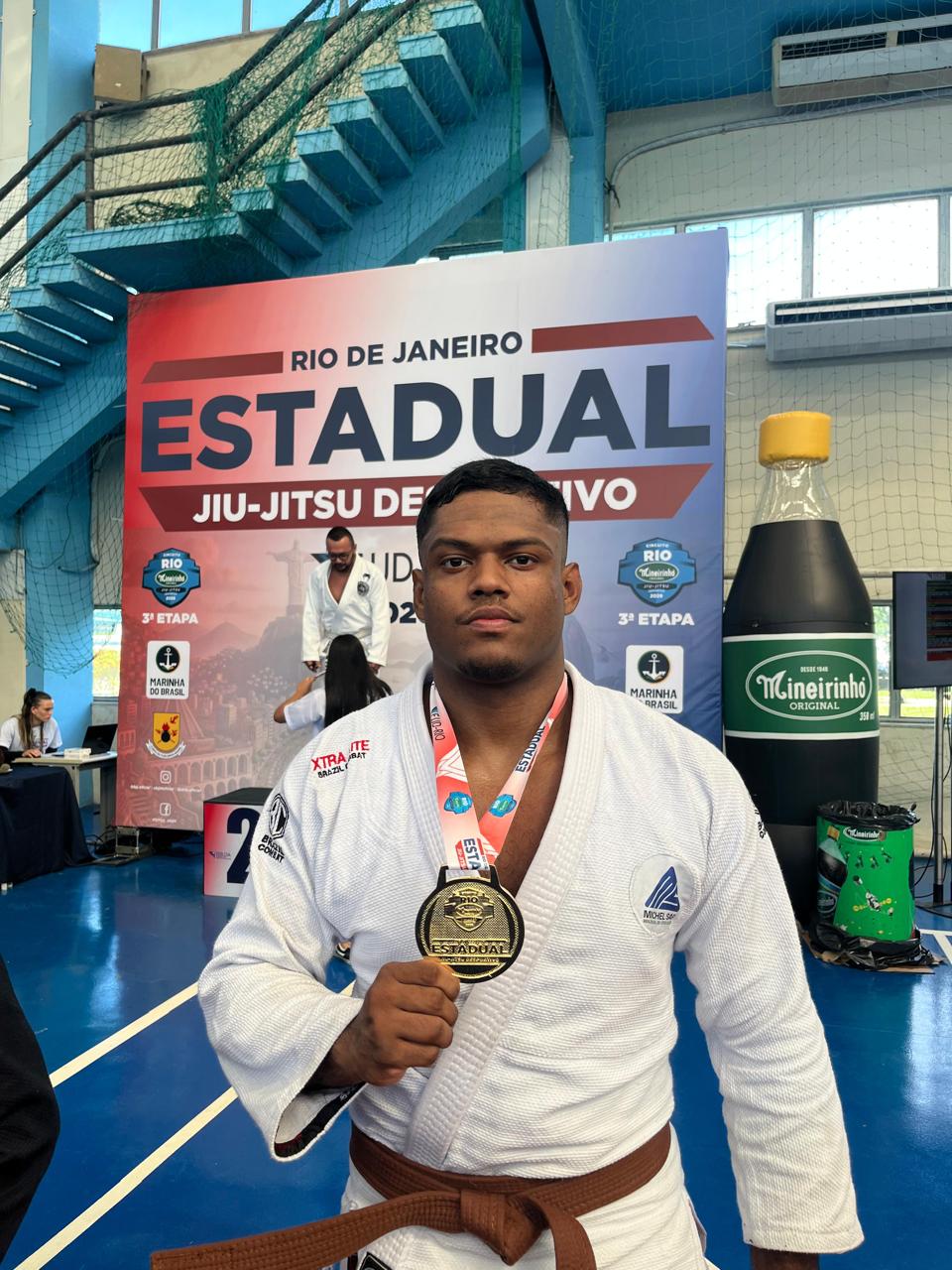 Atleta com medalha do Estadual de Jiu-Jitsu