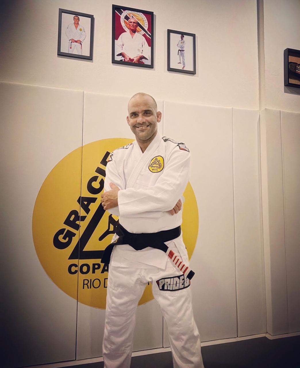 Bernardo Bueno Pinheiro de kimono, faixa-preta